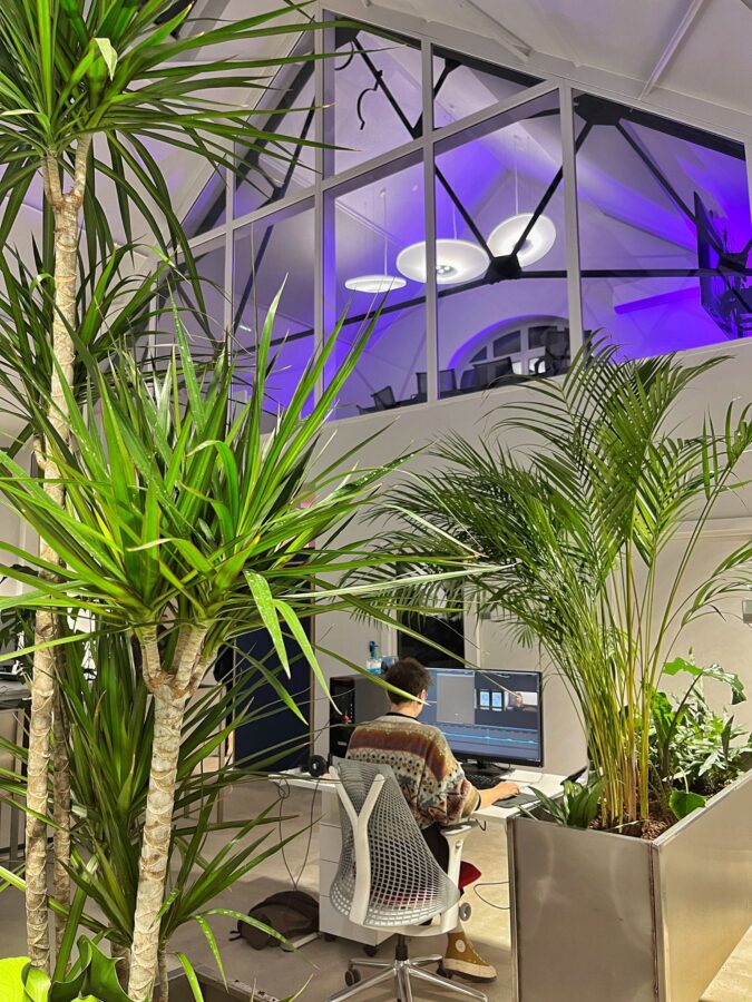 Espaces lumineux, bureaux privatifs, postes de travail ergonomiques